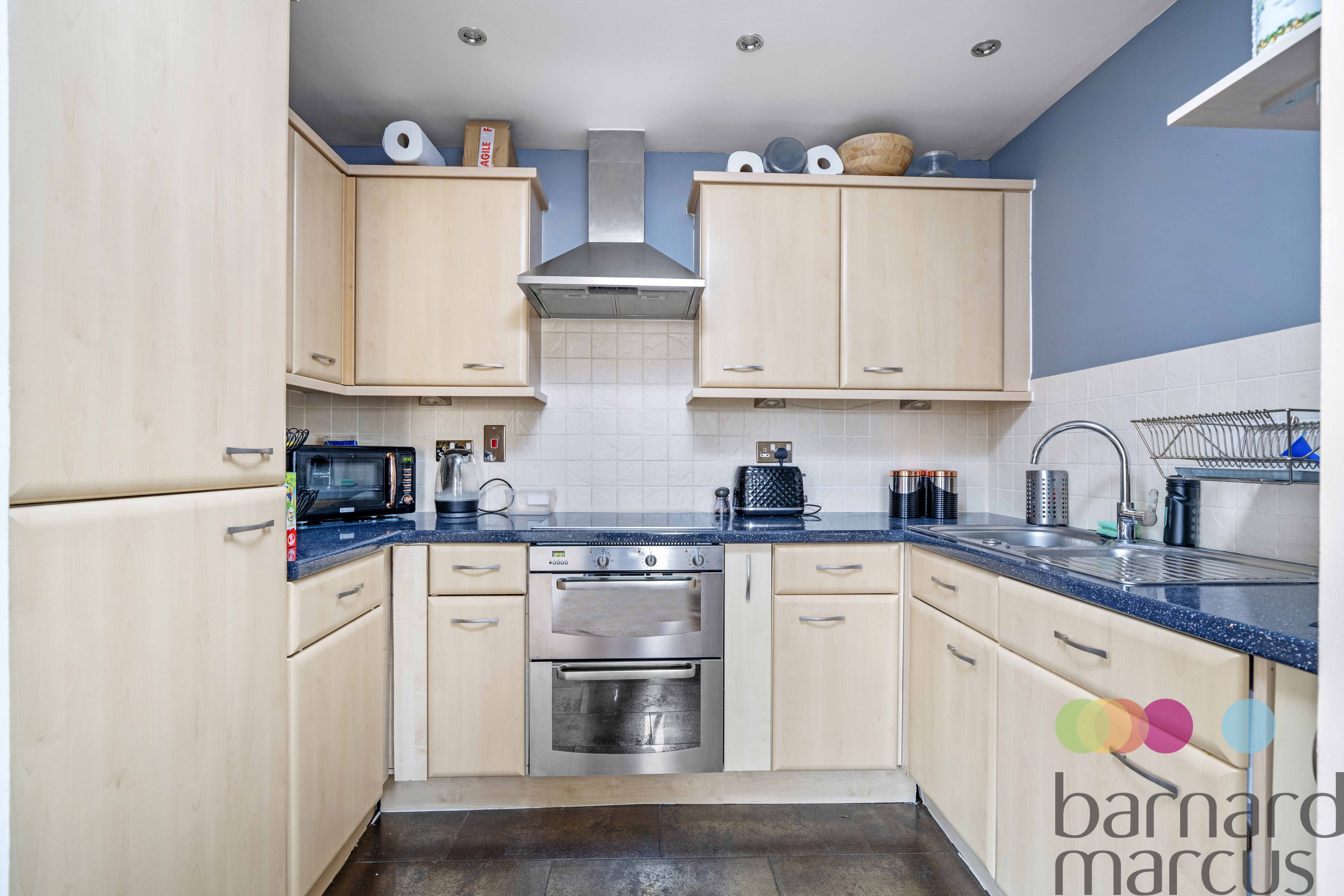 Flat Magdalene Gardens in Greater London