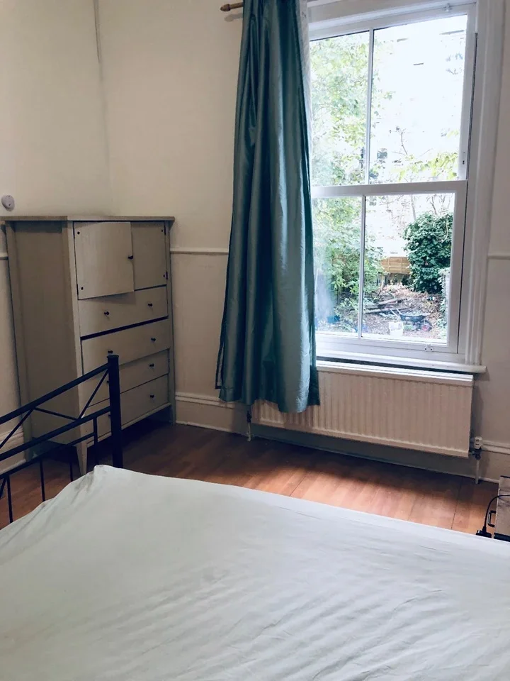 Room Lausanne Road in Greater London