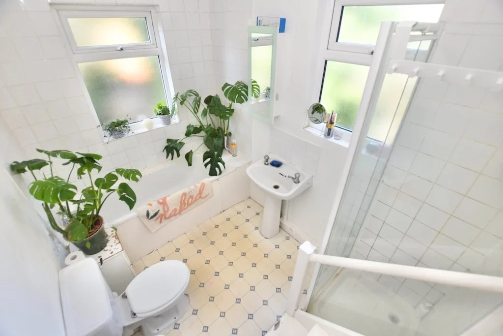 Room Lausanne Road in Greater London