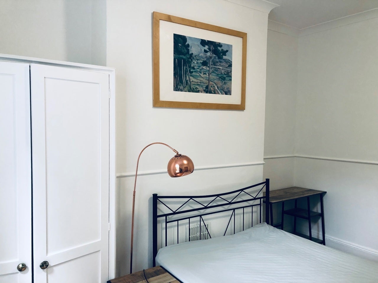 Room Lausanne Road in Greater London