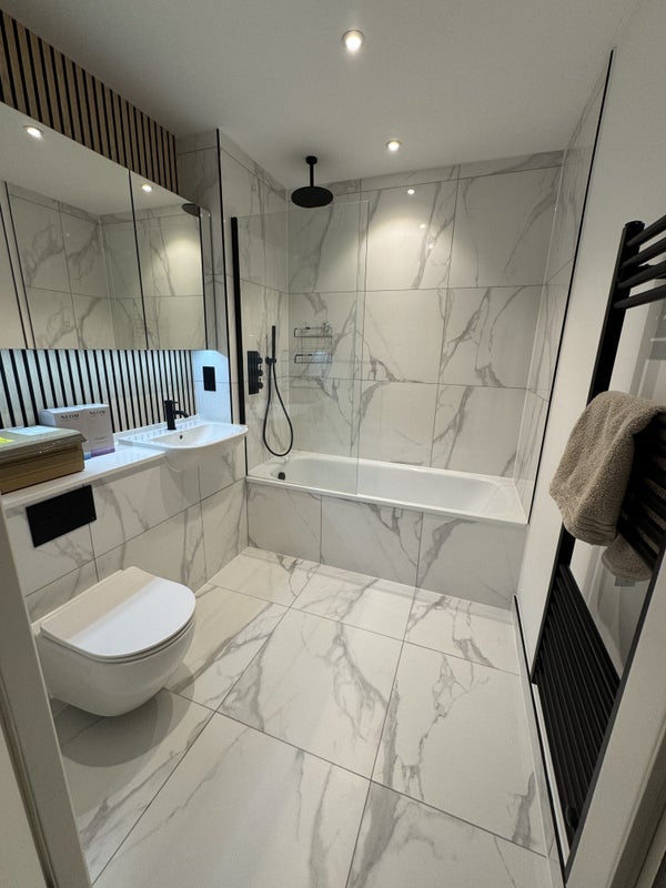 Room High Road in Greater London