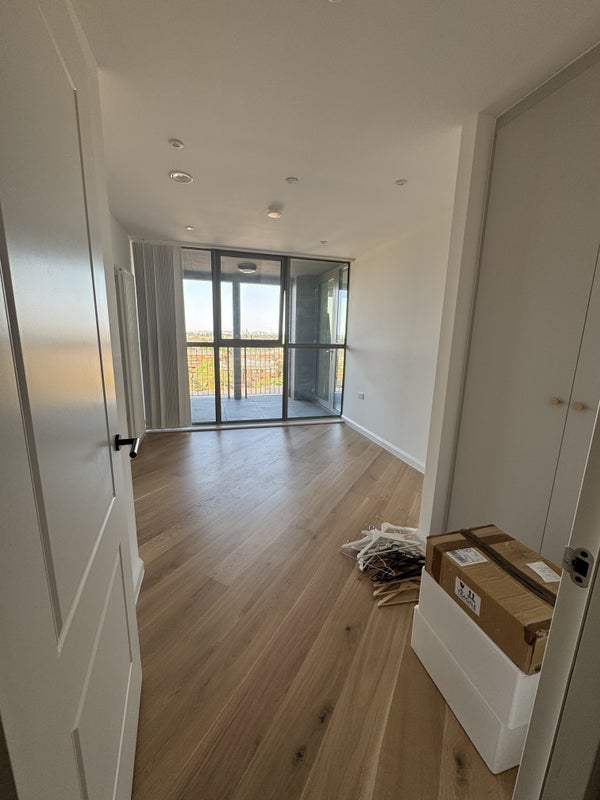 Room High Road in Greater London