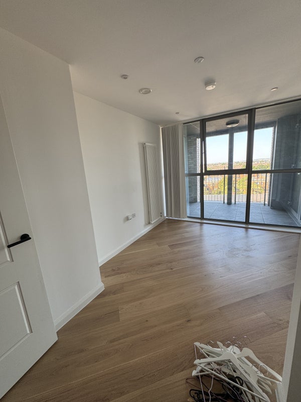 Room High Road in Greater London