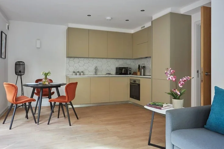 Flat Overstone Road in Greater London