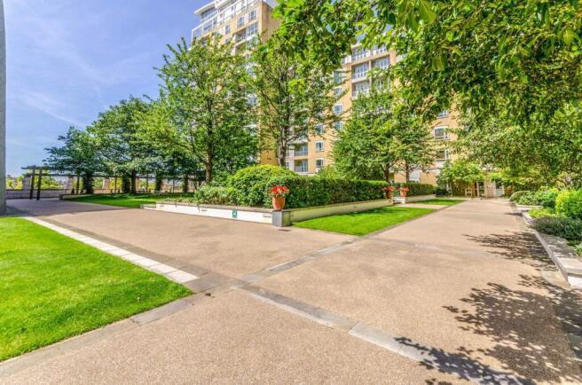 Flat Westferry Circus in Greater London