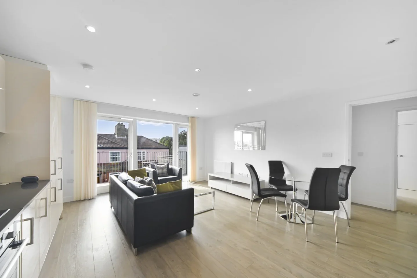 Flat Spa Road in Greater London