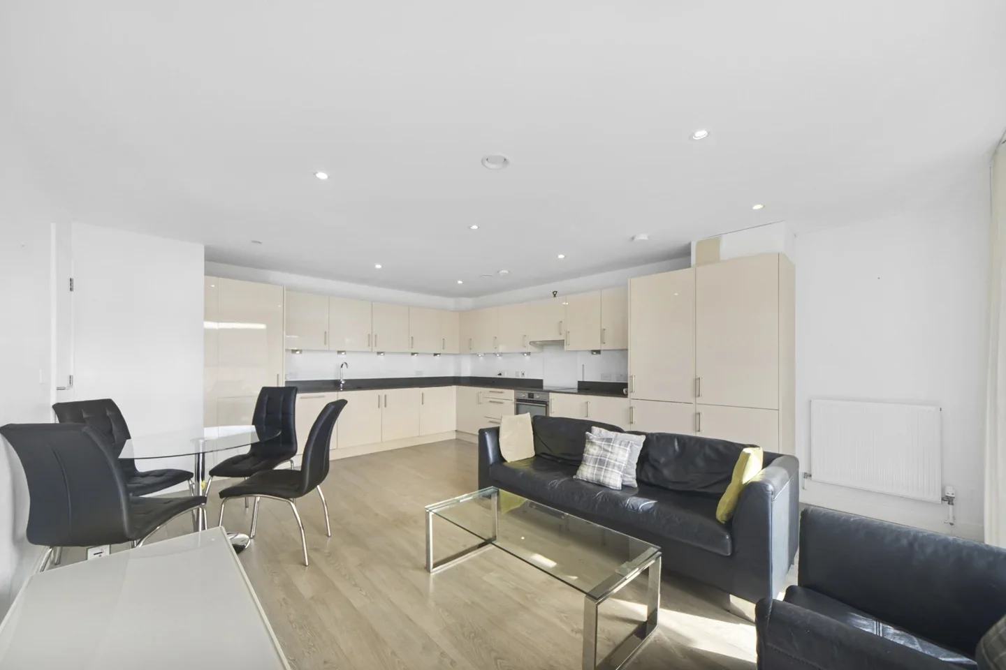 Flat Spa Road in Greater London