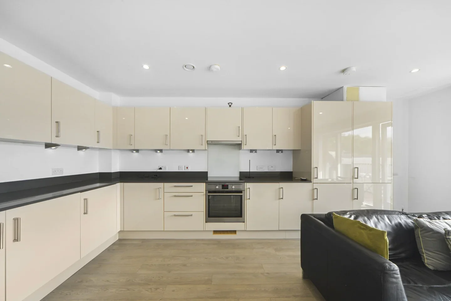 Flat Spa Road in Greater London