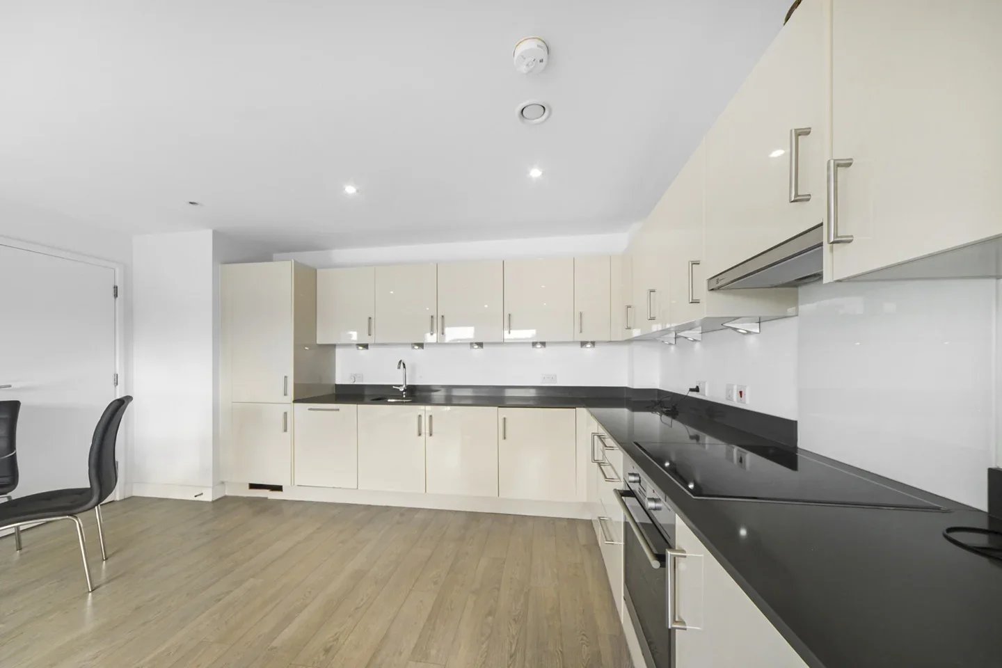 Flat Spa Road in Greater London