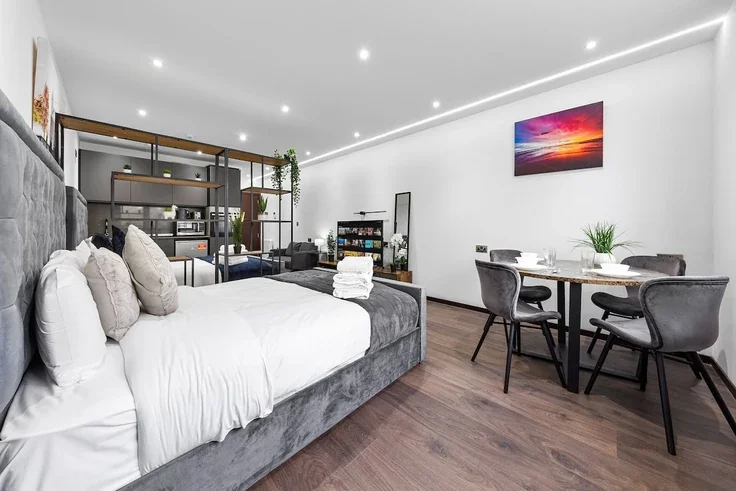 Flat Armitage Road in Greater London