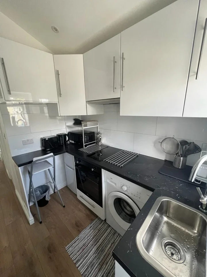 Flat Felhampton Road in Greater London