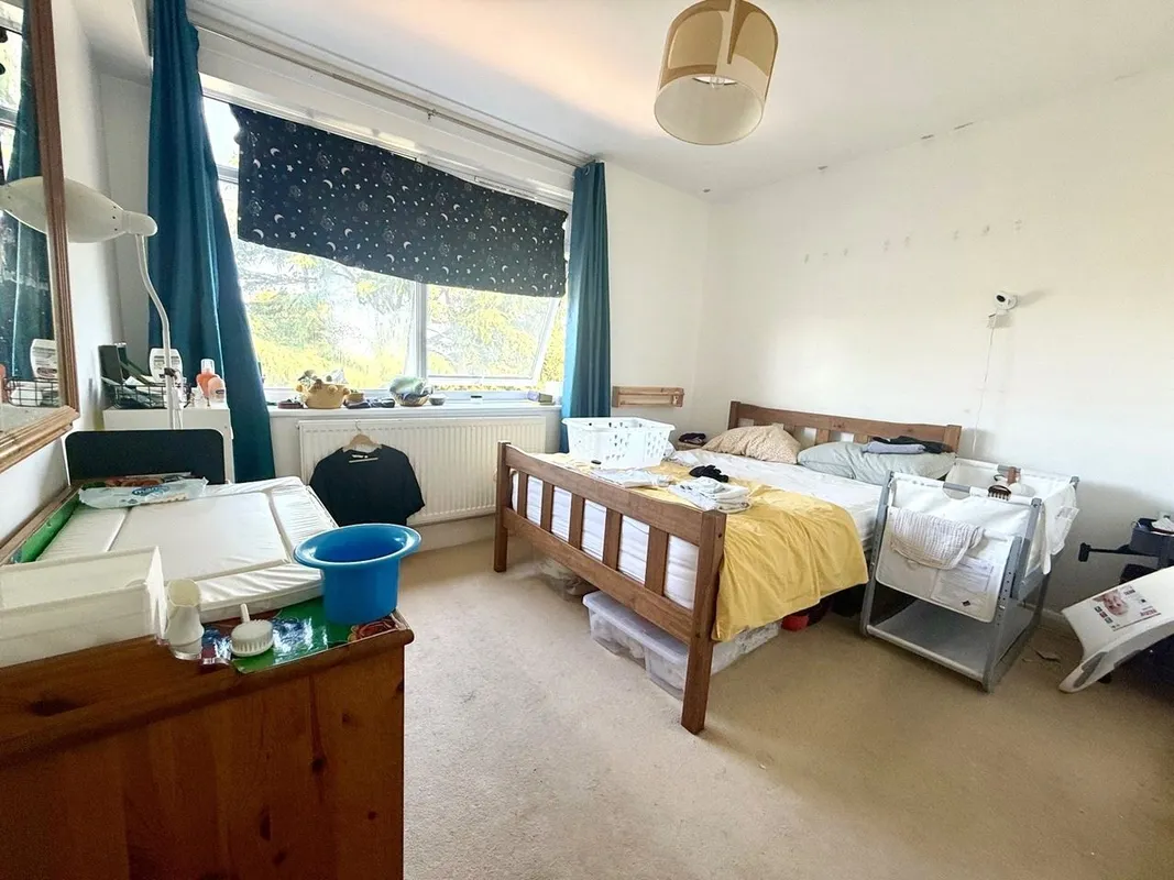 Flat Hazlemere Road in Slough