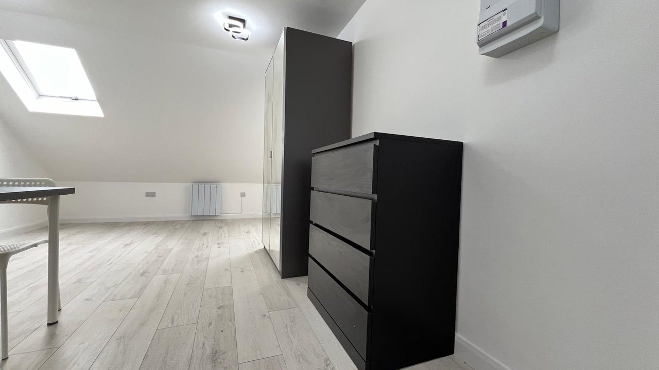 Room Kingston Road in Luton