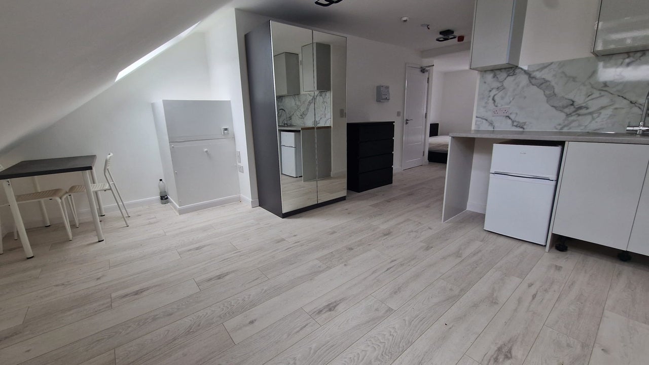 Room Kingston Road in Luton