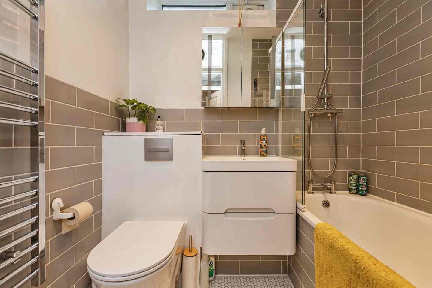 Flat Richmond Avenue in Greater London