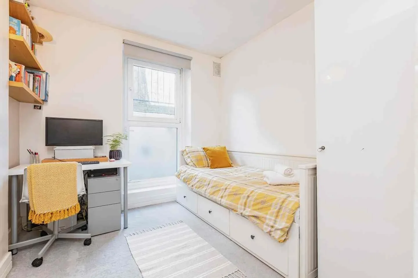 Flat Richmond Avenue in Greater London