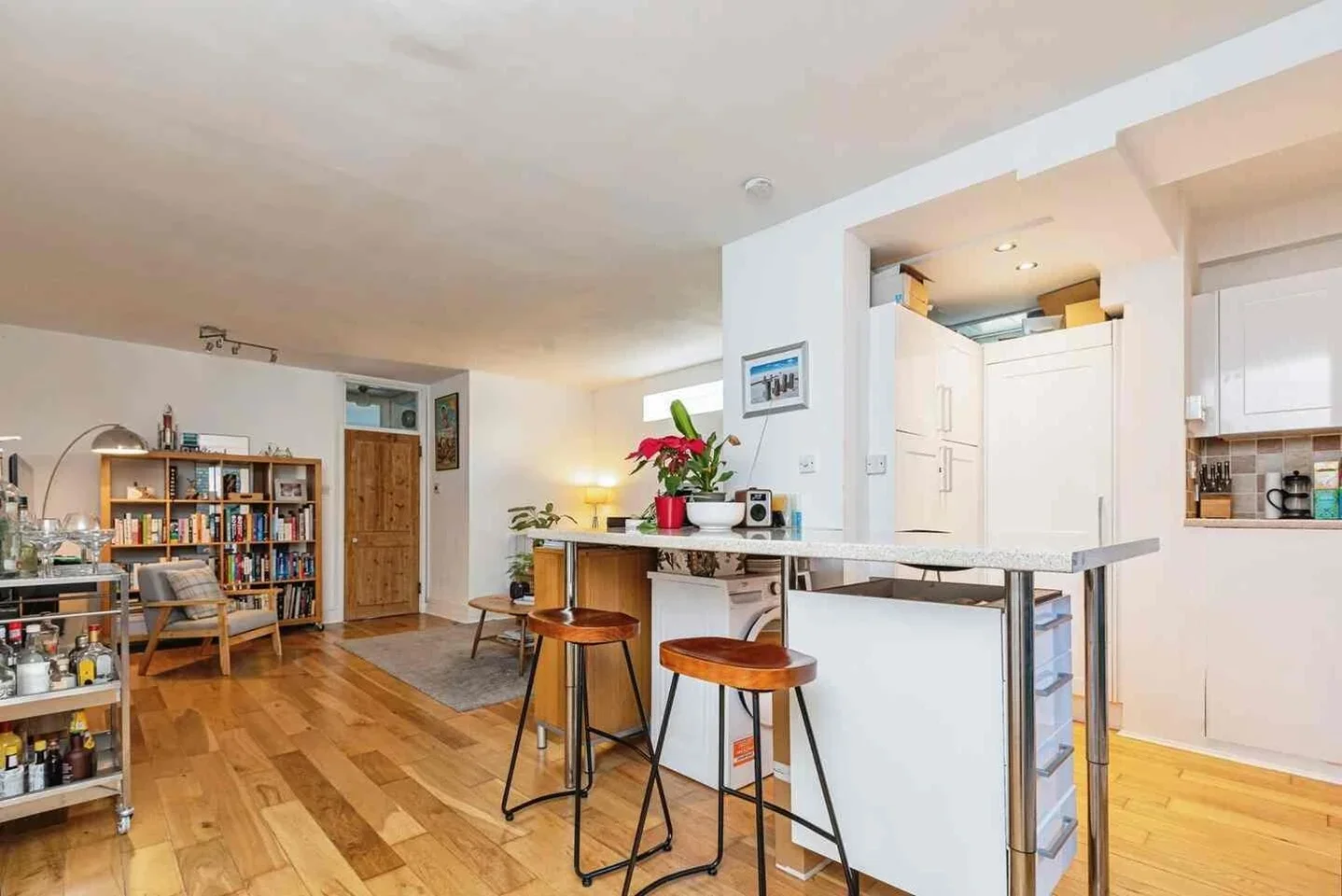 Flat Richmond Avenue in Greater London