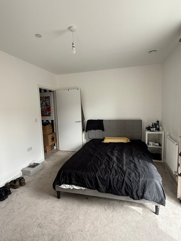 Flat Thunderer Street in Greater London