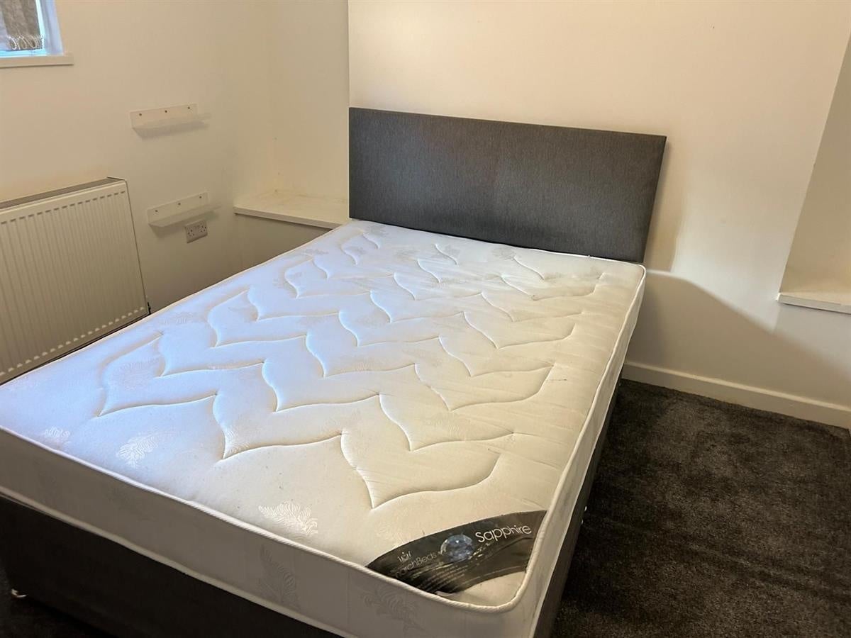 Room Carrill Grove in Manchester