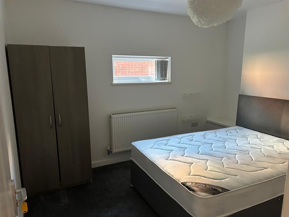 Room Carrill Grove in Manchester