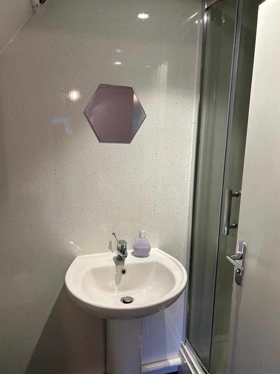 Room Carrill Grove in Manchester