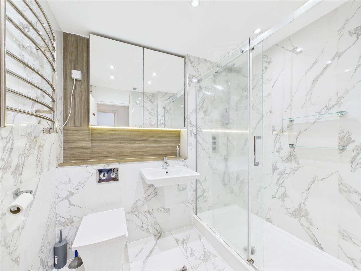 Flat Cavell Street in Greater London