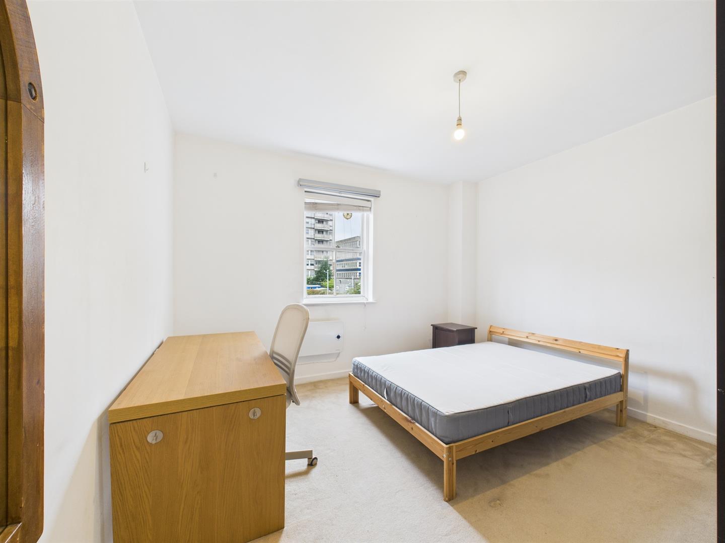 Flat Cavell Street in Greater London