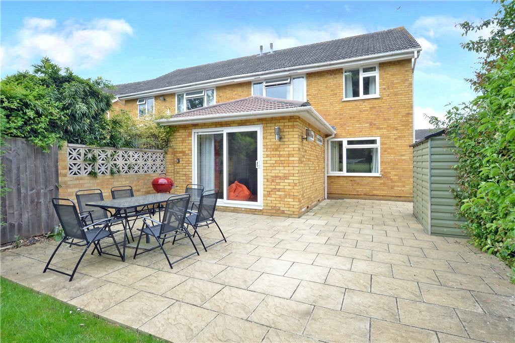 Room Hawkswell Close in Woking
