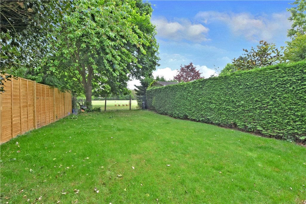 Room Hawkswell Close in Woking