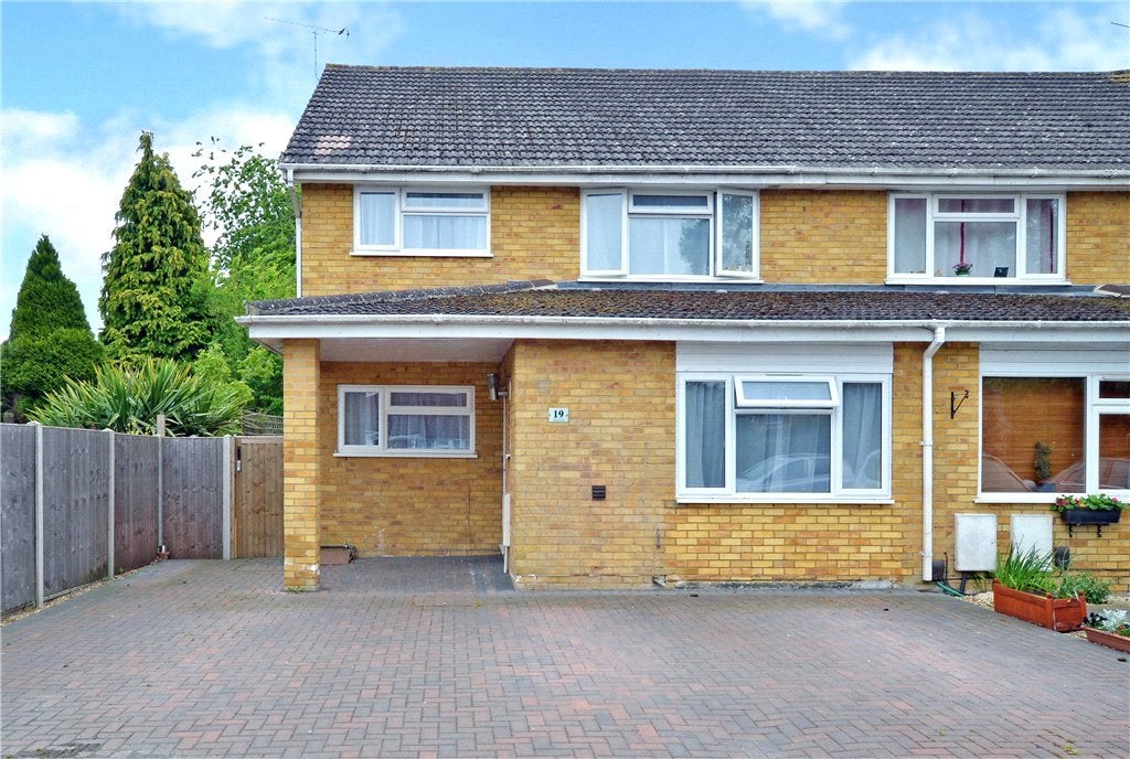 Room Hawkswell Close in Woking