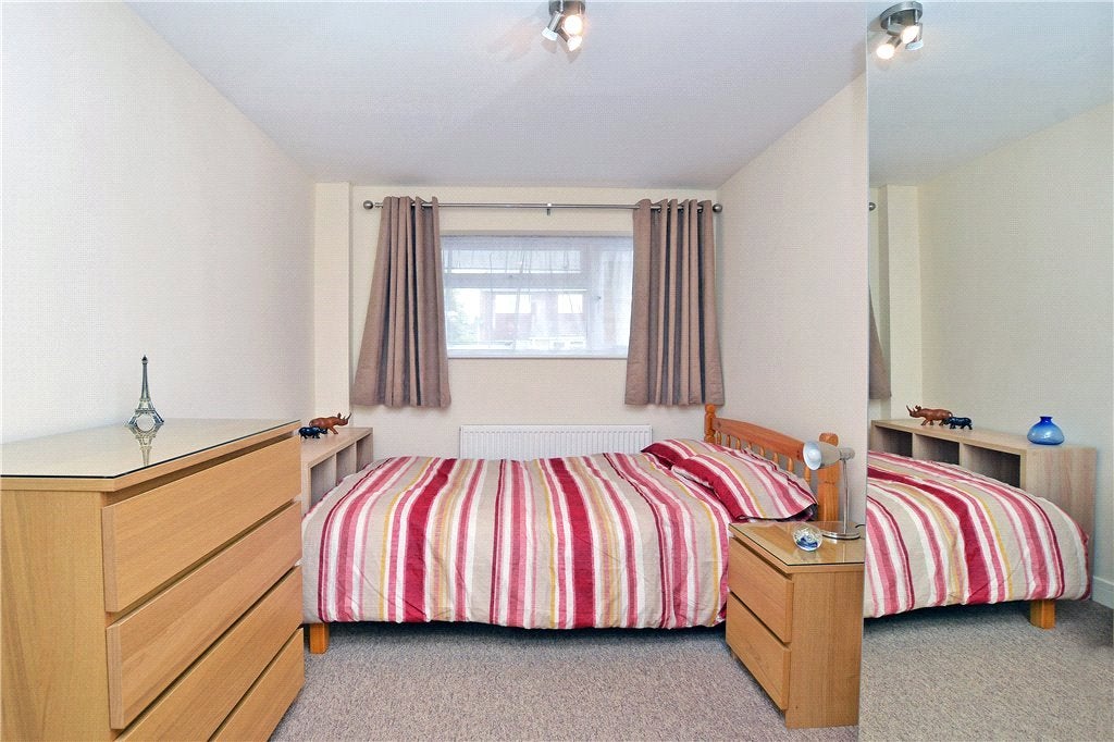 Room Hawkswell Close in Woking