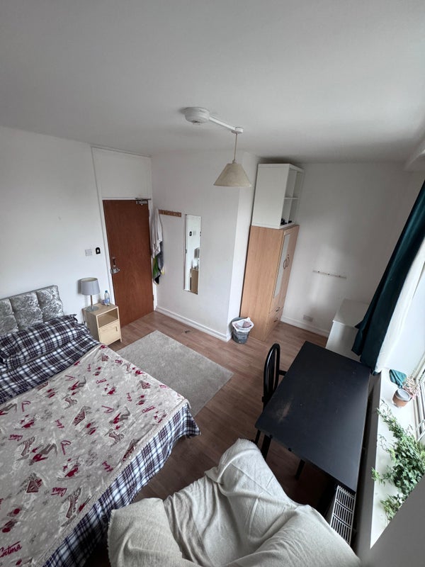 Room Stepney Way in Greater London