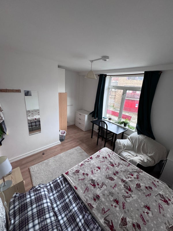 Room Stepney Way in Greater London