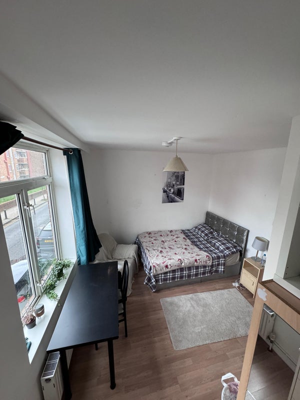 Room Stepney Way in Greater London