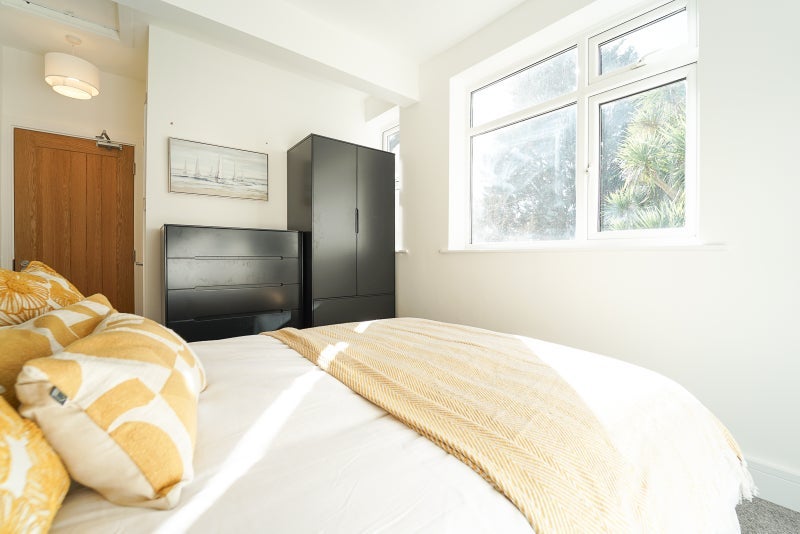 Room Sunnyside Road in Weston-super-Mare