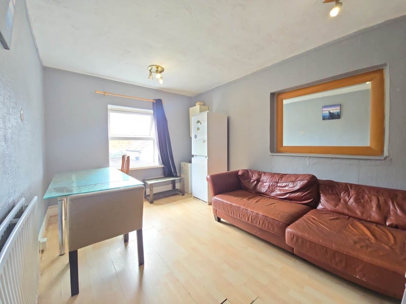 Flat Cholmeley Road in Reading