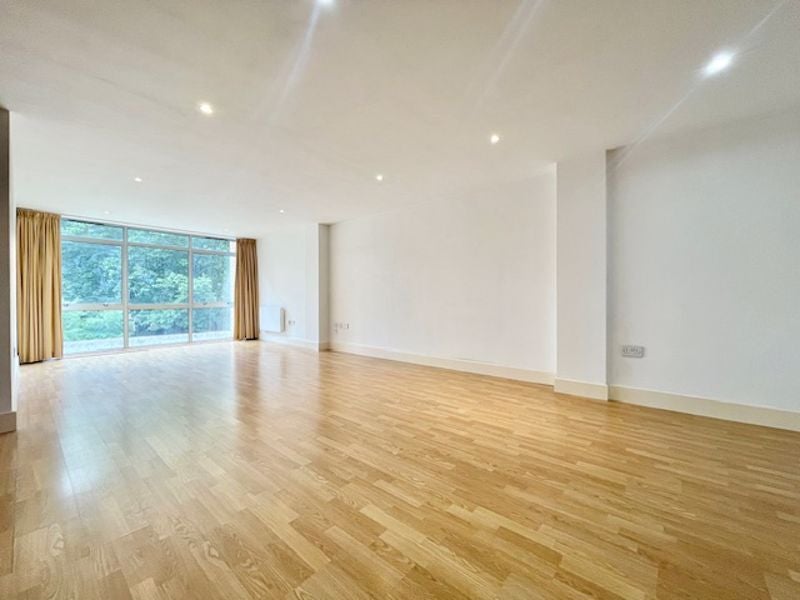 Flat Blue Lion Place in Greater London