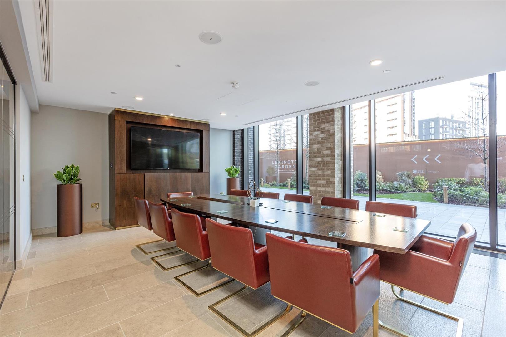 Flat Ponton Road in Greater London
