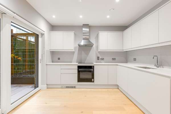 Flat Clapham High Street in Greater London