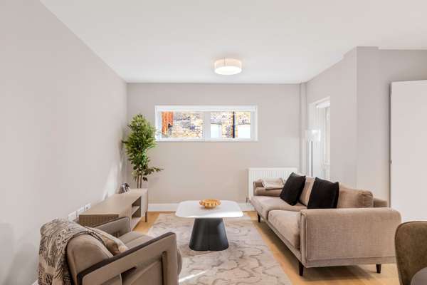 Flat Clapham High Street in Greater London