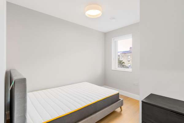 Flat Clapham High Street in Greater London