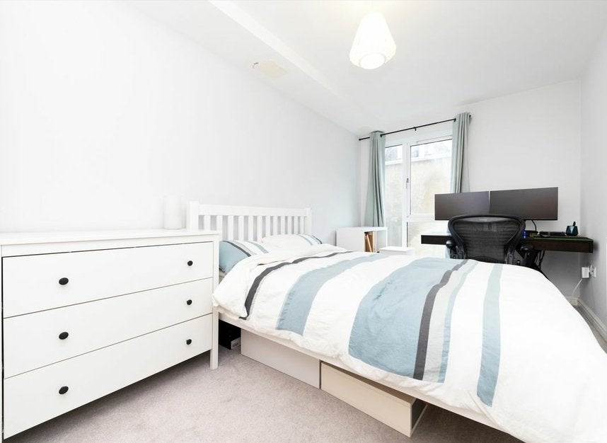 Flat Feather Mews in Greater London