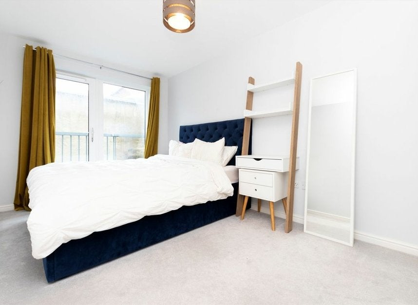 Flat Feather Mews in Greater London