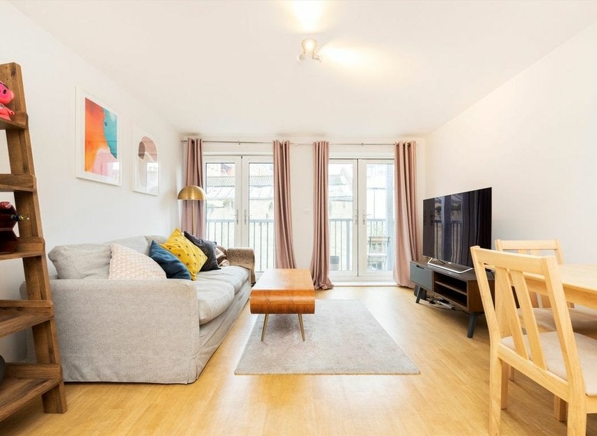 Flat Feather Mews in Greater London