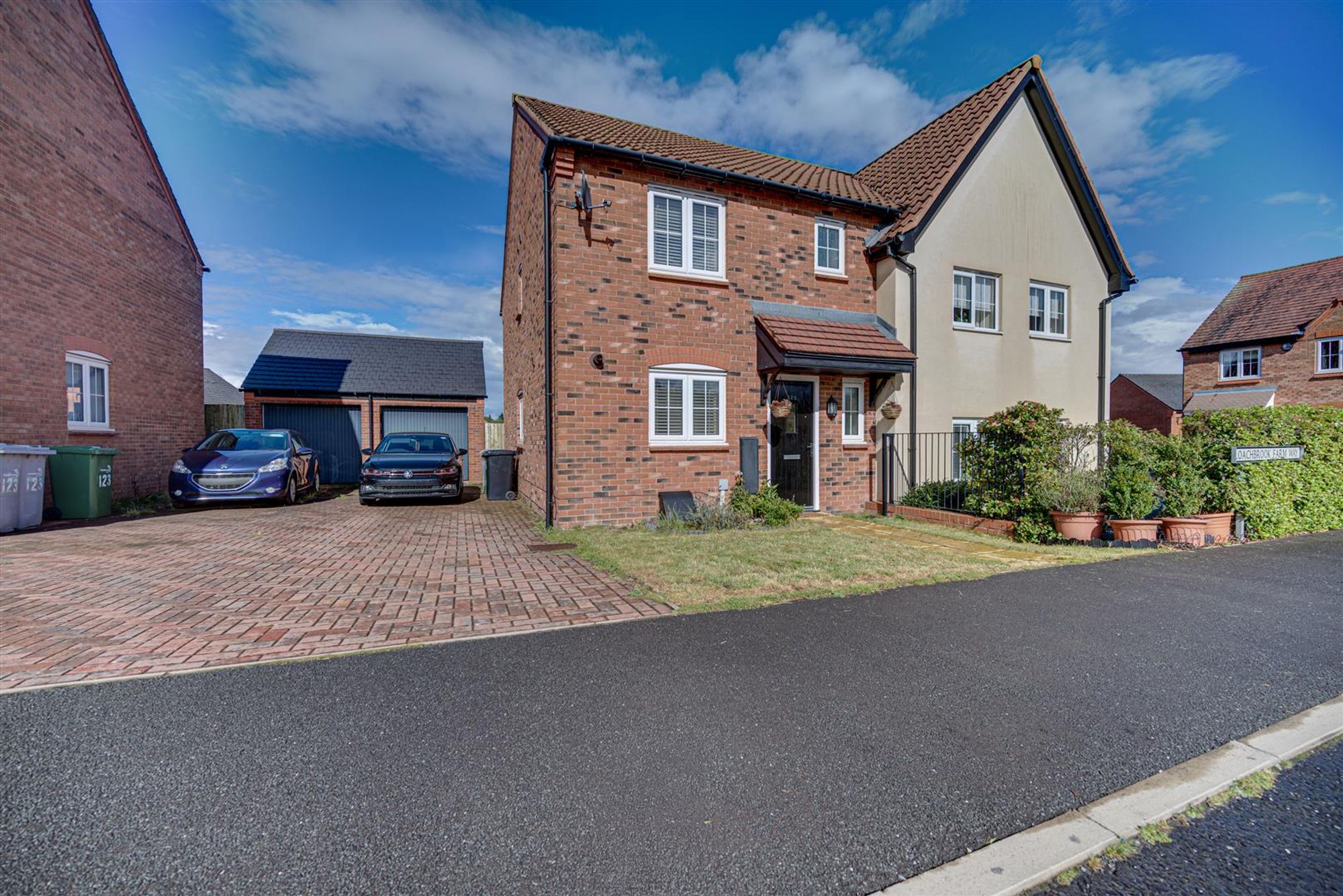 House Loachbrook Farm Way in Somerford