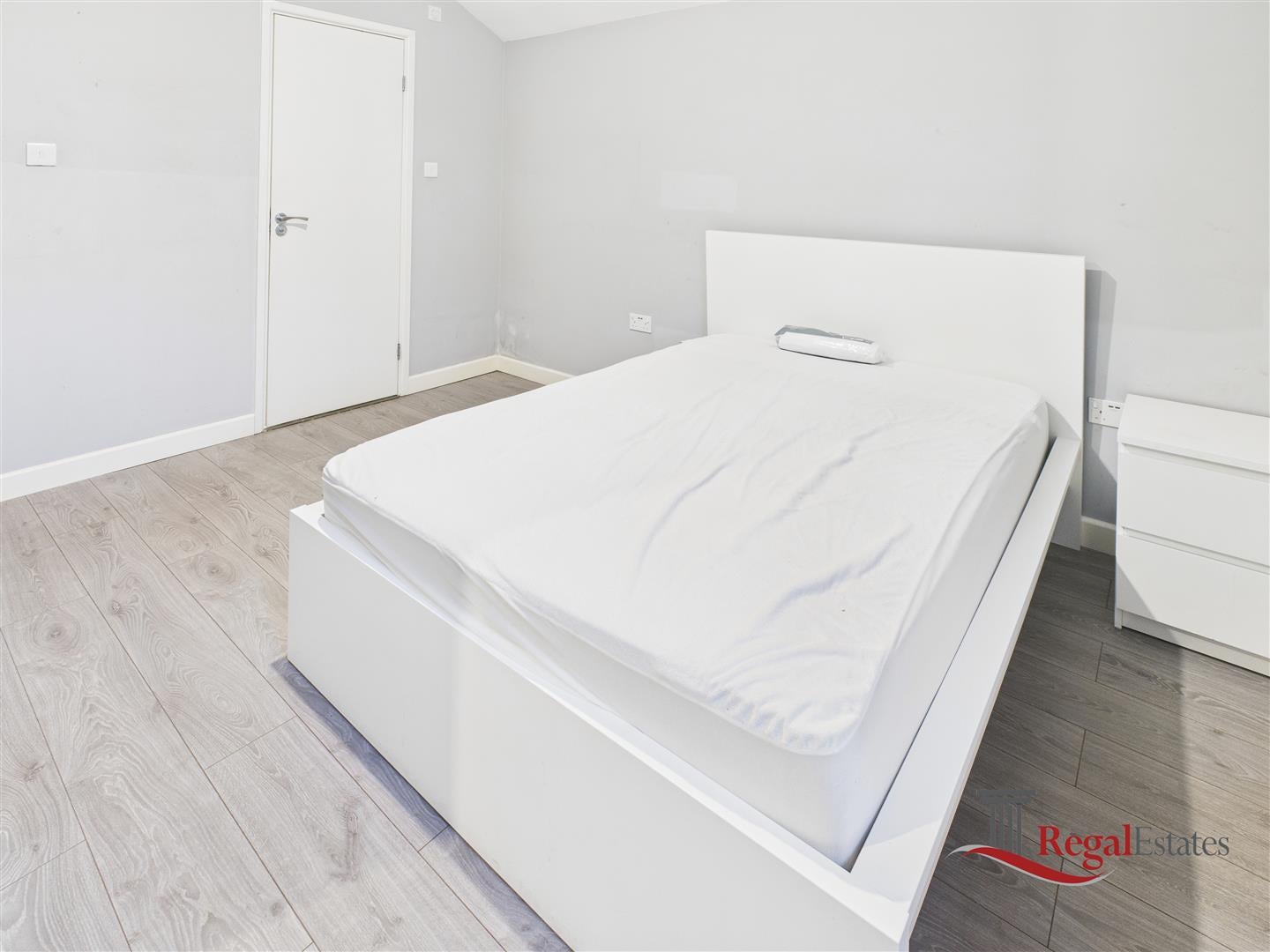 Room High Road in Greater London
