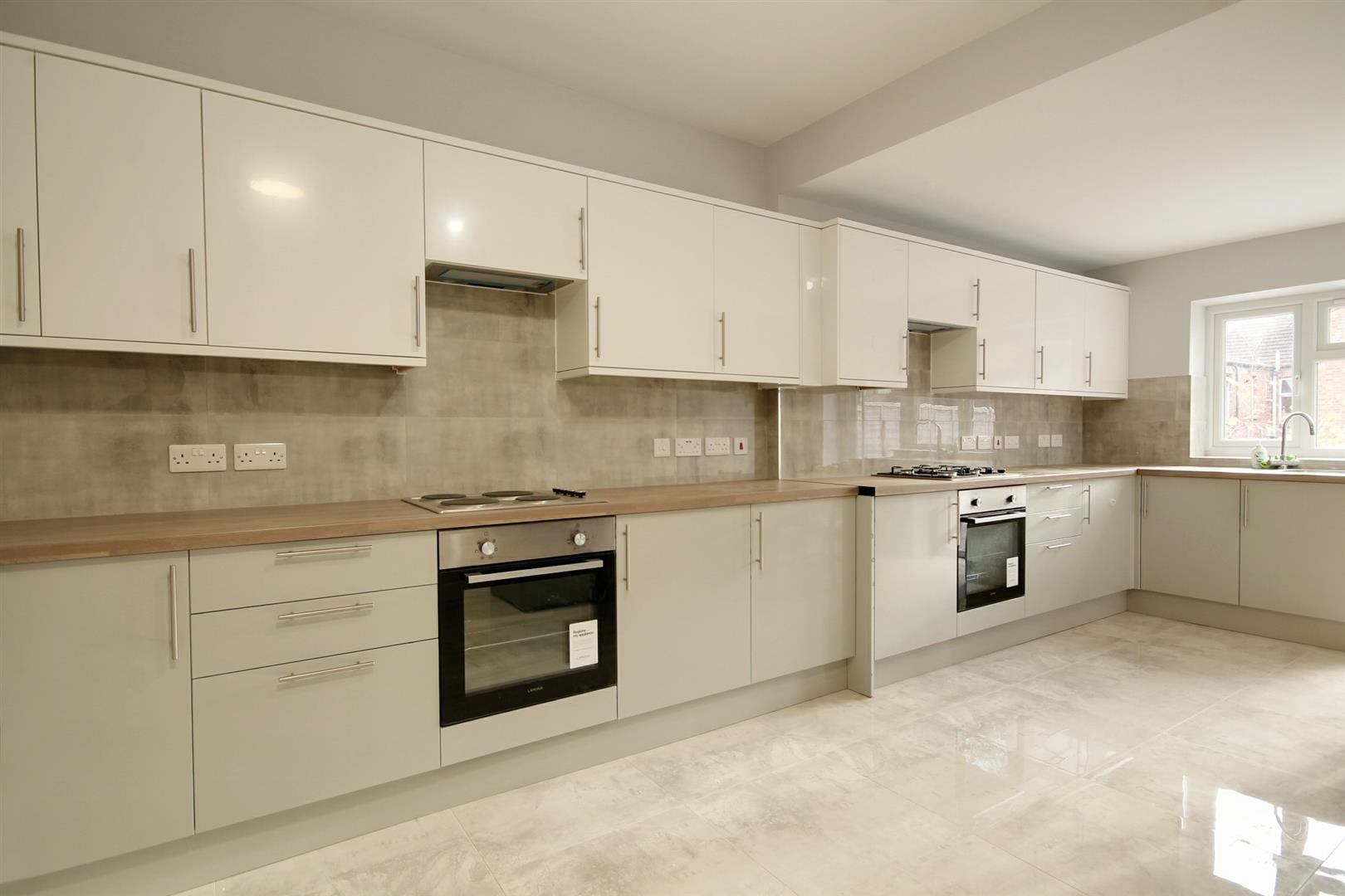 Room High Road in Greater London