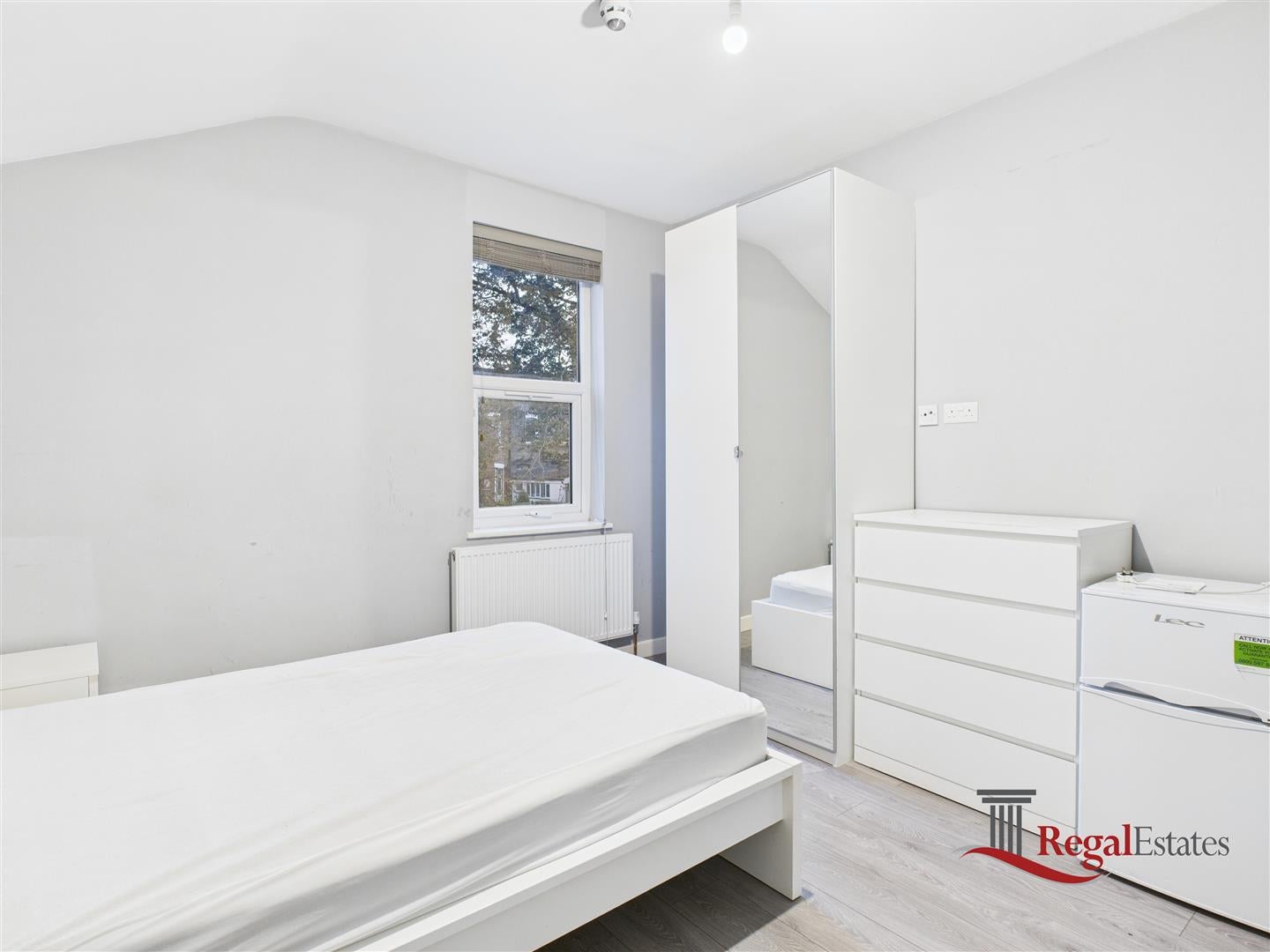 Room High Road in Greater London