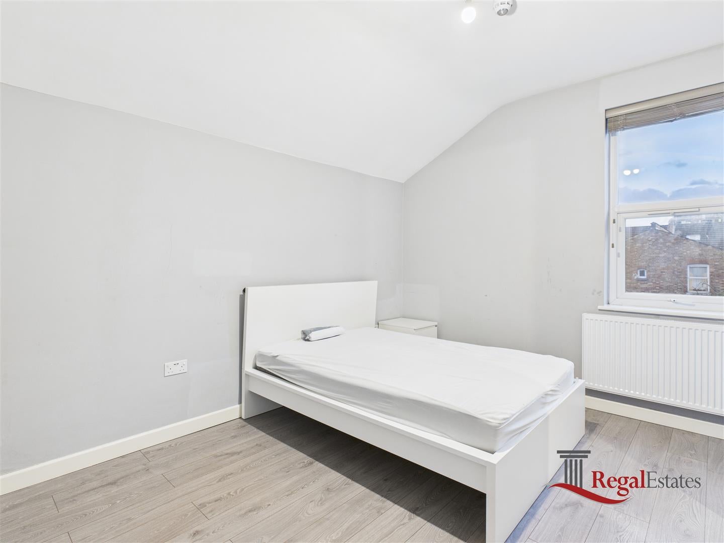 Room High Road in Greater London