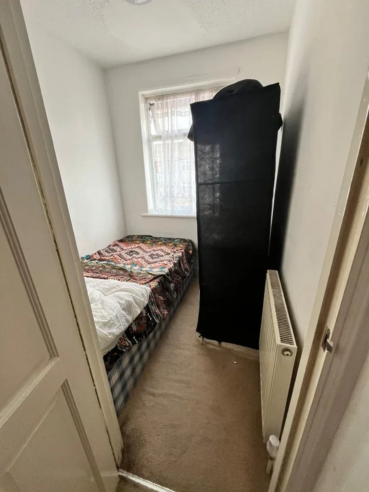 Room Crow Lane in Greater London